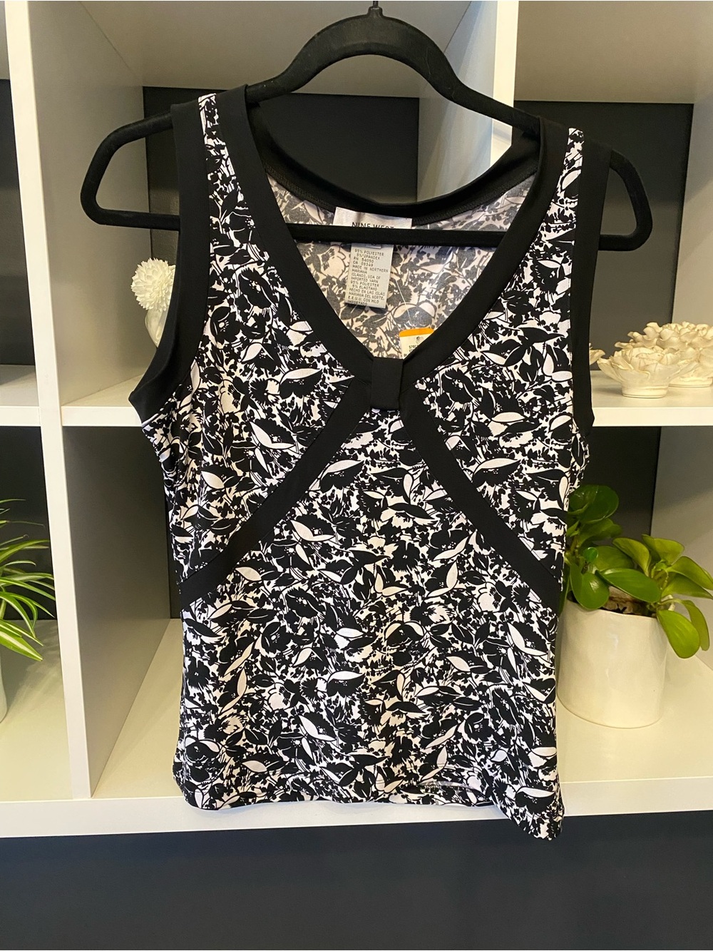 NWT Nine West Black and White Printed V-Neck Tank With Black Piping Size S